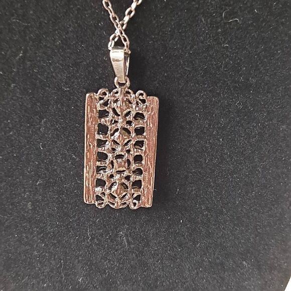 Ladies Silvertone necklace and earring set Nwt - Picture 6 of 8